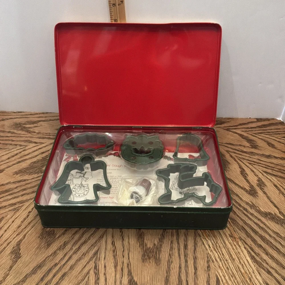 Cookies Cutters Potpourri Press Creative Christmas Cookie Kit Bear Tin‎ Vintage